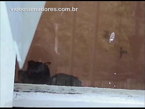 ❤️ Home cachondo mirando á súa moza con outro mozo, gravando un vídeo de carallo sen molestar á parella ❤️ Porno en nós ❌️
