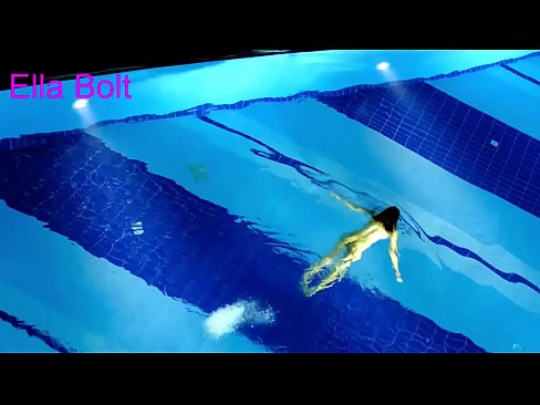 ❤️ Non podo deixar de mirar, unha moza loira que é sorprendida nadando espida na piscina do resort ELLA BOLT ❤️ Porno en nós ❌️