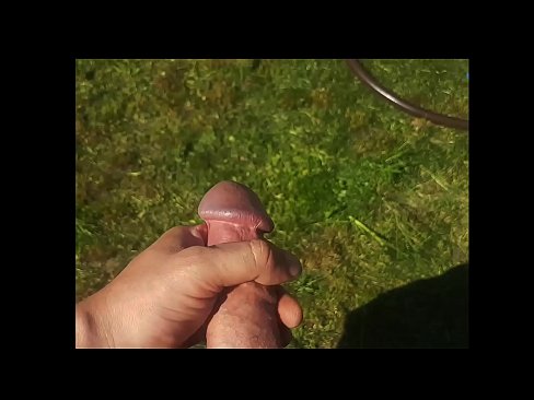 ❤️ A guapa quente recibe o seu coño rosa fodido e corre cun chorro nun xardín de verán ❤️ Porno en nós ❌️