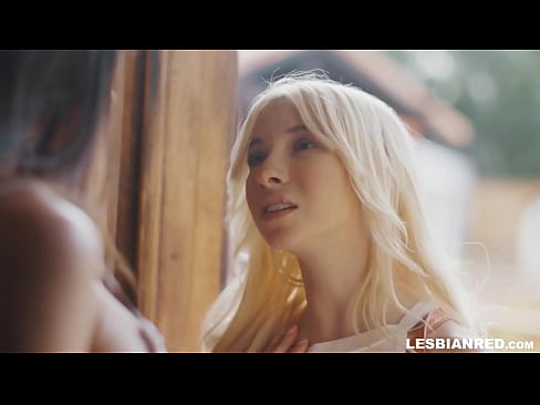 ❤️ A nena chega a casa uns meses despois e acaba comendo o coño da súa madrastra ❤️ Porno en nós ❌️