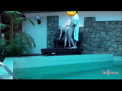 ❤️ O xefe invita a criada á piscina, pero non puido resistirse a un quente ❤️ Porno en nós ❌️