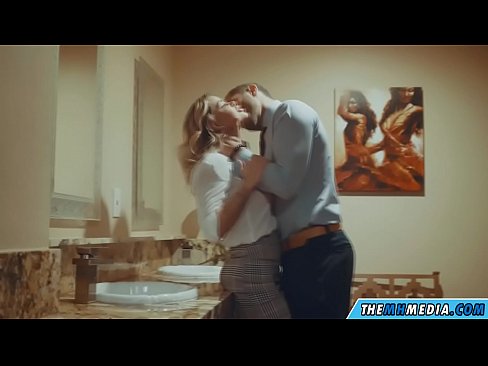 ❤️ Cando unha loura tetona seduce nun baño público ❤️ Porno en nós ❌️